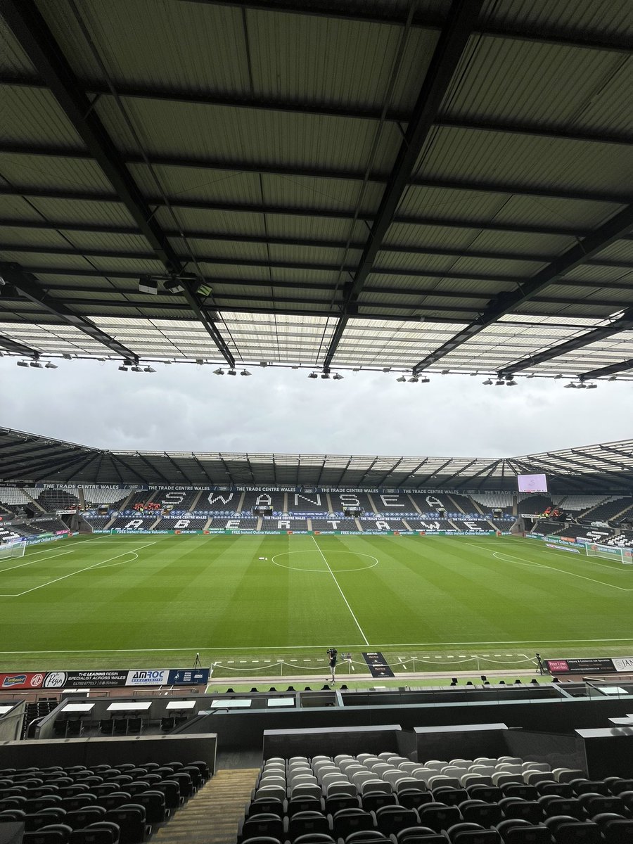 MollyStephens_'s tweet image. 🦢 @SwansOfficial v @pnefc ⚫️

Opening losses in the league followed by cup wins are the similarities between these sides. But one thing Swansea have that PNE don’t, is a permanent boss.

Updates from me across #BBCFinalScore on @BBCOne &amp;amp; @BBCiPlayer, and @bbc5live 🎙️⚽️