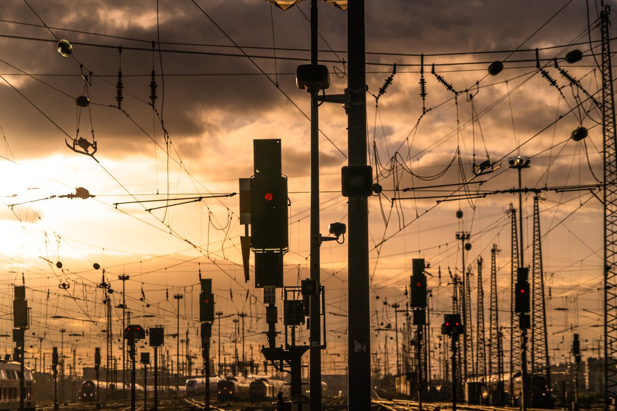 まるでエヴァに出てきそうな世紀末感溢れる電線風景がドイツにある