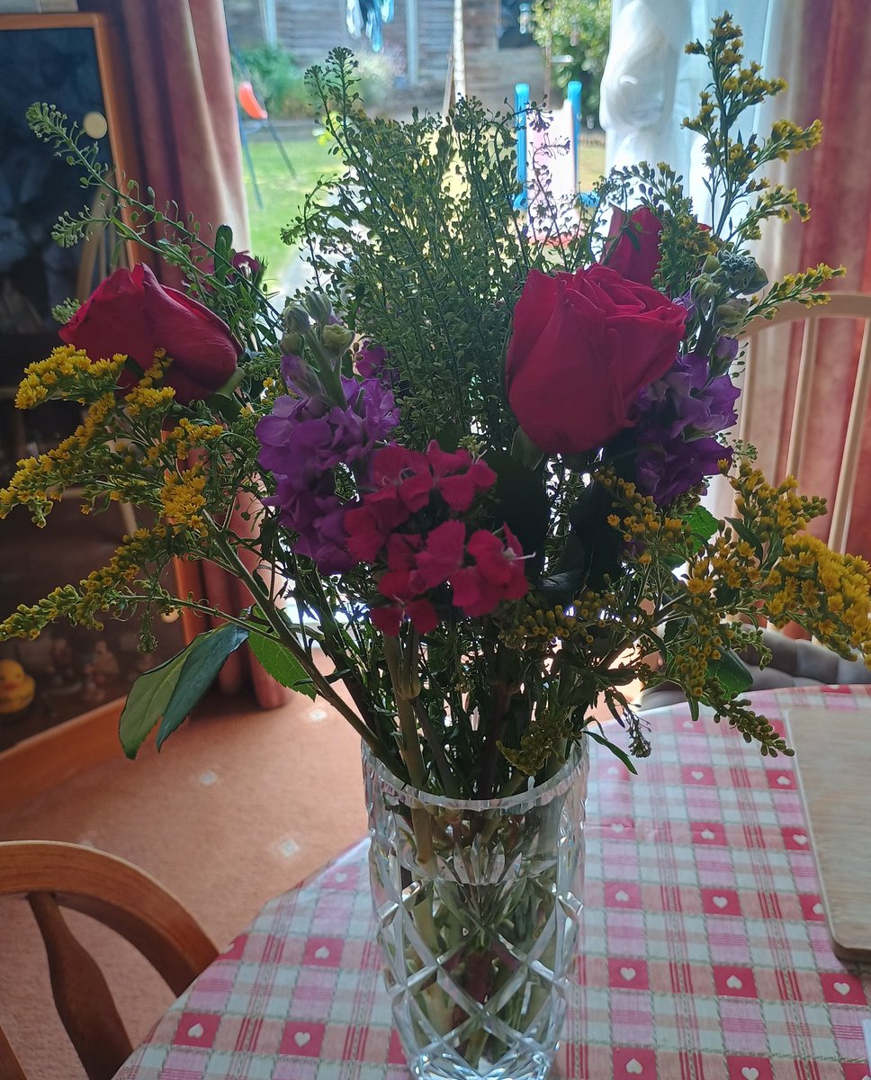 Treated myself to some flowers from <a href="/BloomandWild/">Bloom & Wild</a> #BirthdayWeekend ❤️