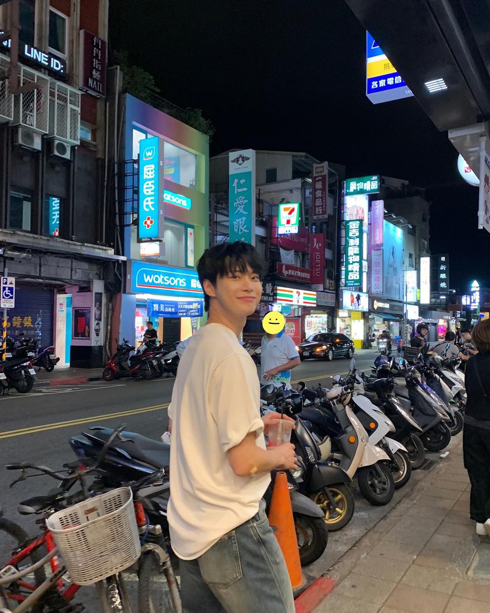 kdysource's tweet photo. doyoung night in Taipei 🇹🇼 https://t.co/fTEHZmbrnI