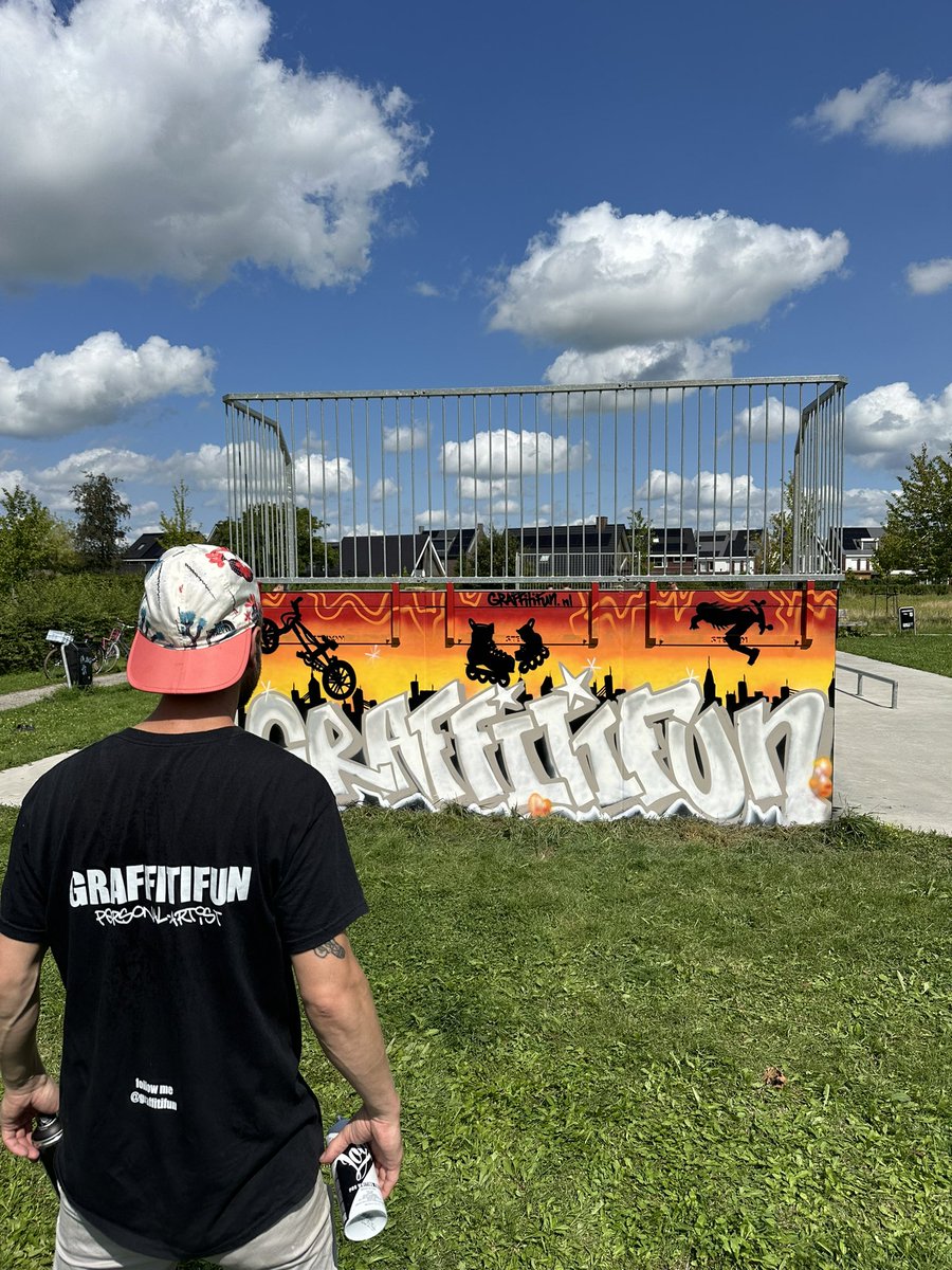 MICHS1989's tweet photo. Toffe graffiti workshop gedaan met de jeugd uit de buurt! 💥
Samen met de kinderen mochten wij een skatepark versieren om meer kleur in de omgeving te brengen 😎🔥🎨

https://t.co/8up5nXGWOu

https://t.co/pWfjjajCOO

#graffitifun #graffiti #art #skatebaan https://t.co/KZmYDfXOFT