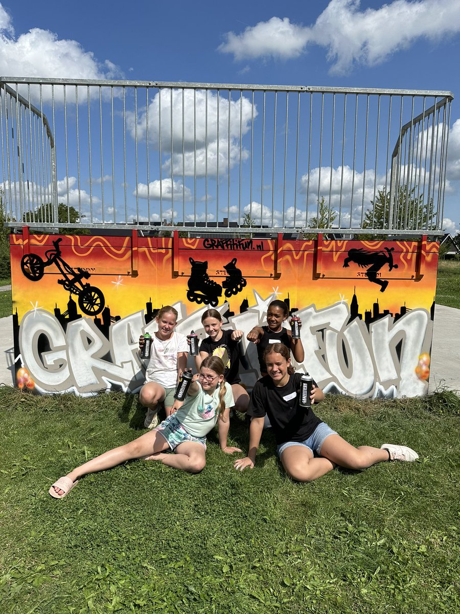 Toffe graffiti workshop gedaan met de jeugd uit de buurt! 💥
Samen met de kinderen mochten wij een skatepark versieren om meer kleur in de omgeving te brengen 😎🔥🎨

graffitifun.nl/graffiti-works…

personal-artist.nl/graffiti-works…

#graffitifun #graffiti #art #skatebaan
