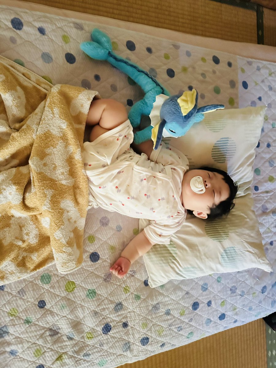 初めての旅行で、
4世帯一緒に行く旅行やし、
娘の生活リズムを優先した行動も
難しいよなーって心配してたけど、
そもそも生活リズムがちゃんとしすぎてて
多少のイレギュラーくらい、
なんてことなかった娘を褒め称えたい👏🏻

改めて生活リズム本当に大事だし、
母子共に最強の御守りすぎる☺️✨