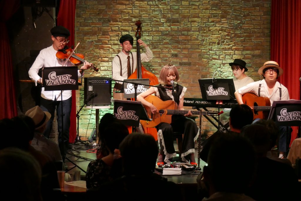 VSWqzpsBT3pD5J5's tweet photo. 今夜はGYOEN ROSSO198
HIDEKO BIRTHDAY LIVE~GYPSY VAGABONZ SHOW~に。いつものバイオリン田中さん、菊池麻由さん(piano&keyboard ),ヤマトヤスオ君(contrabass)を加えたバンド編成!コレはコレでいいですね〜素敵な新曲も聴けたし楽しかった!
#GYOENROSSO
#gypsyvagabonz
#gypsyjazz https://t.co/Sx4ML7Ccyk