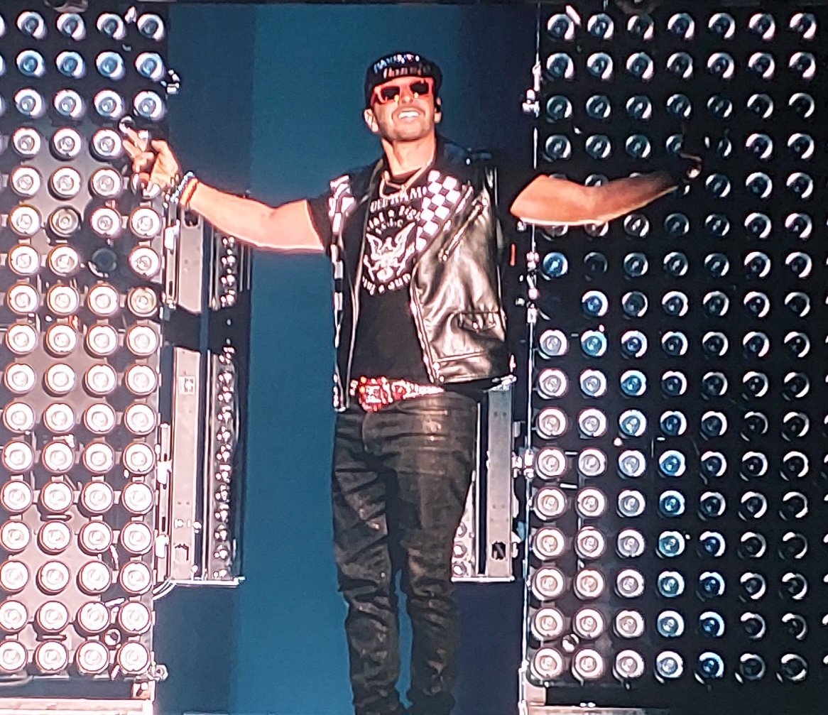 renataamarch's tweet photo. Happy birthday to my favorite leo!!
🦁🥳🎂🤗🧡🫶🏻🎉
This pic is from SLC Mixtape Tour concert in 2022, the time I got to see you in person and received the best hug ever!! 
Love eternal!! @DonnieWahlberg https://t.co/Sfflw12WOg