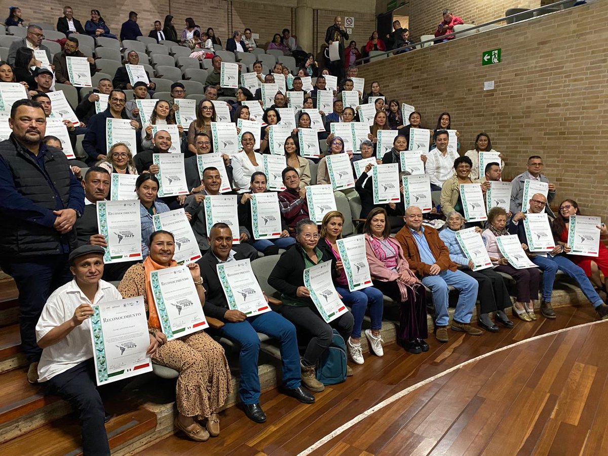 CafAnaPaz1's tweet photo. La @embajadamexico inicia una serie de ceremonias en todo el país para honrar a las y los #FirmantesDePaz🕊️. Su esfuerzo constante es clave para lograr una implementación integral del #AcuerdoDePaz. ¡Celebramos su compromiso con la paz y la reconciliación! 🌟 #TodoParaLaPaz https://t.co/wRQtCjrwwE