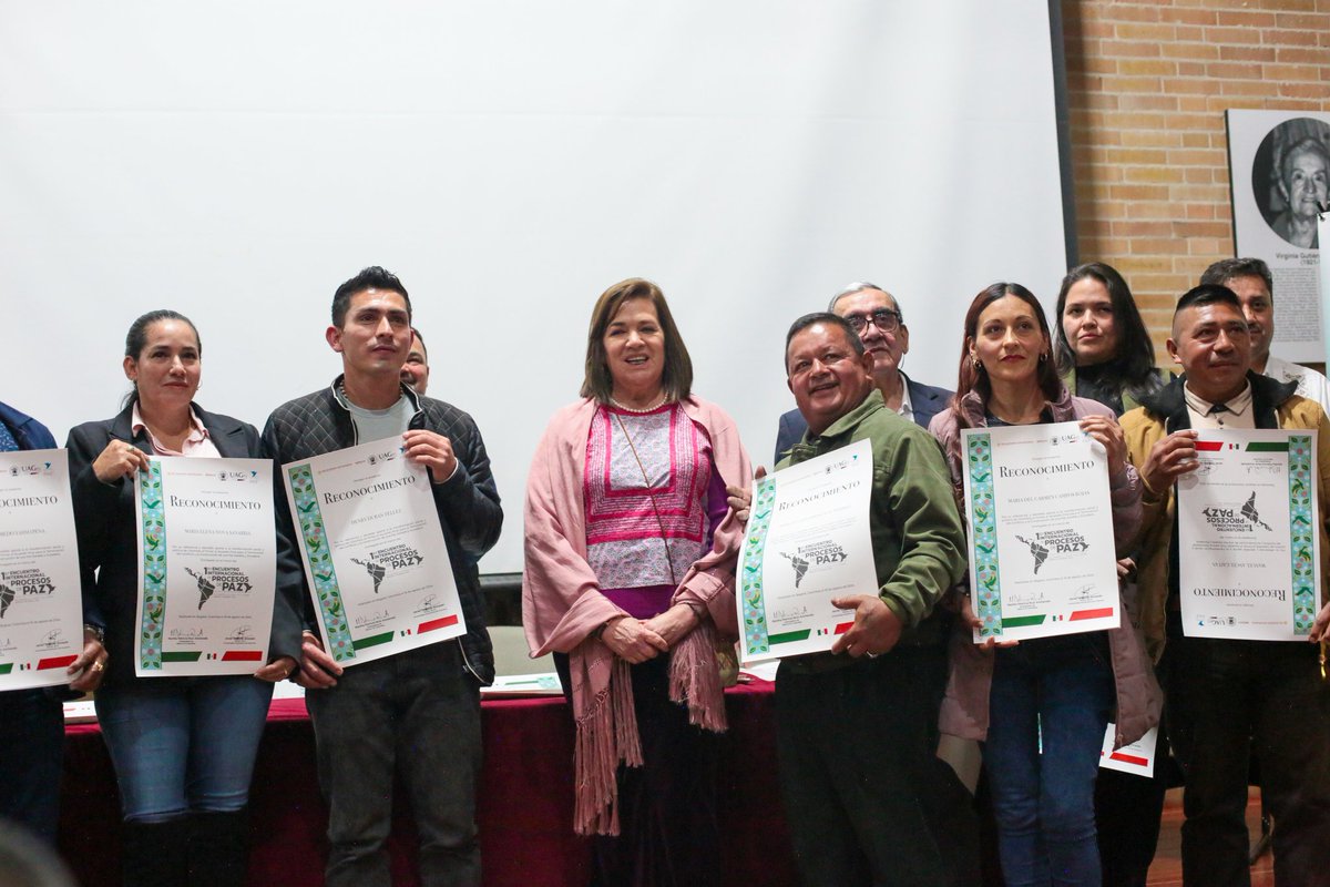 CafAnaPaz1's tweet photo. La @embajadamexico inicia una serie de ceremonias en todo el país para honrar a las y los #FirmantesDePaz🕊️. Su esfuerzo constante es clave para lograr una implementación integral del #AcuerdoDePaz. ¡Celebramos su compromiso con la paz y la reconciliación! 🌟 #TodoParaLaPaz https://t.co/wRQtCjrwwE