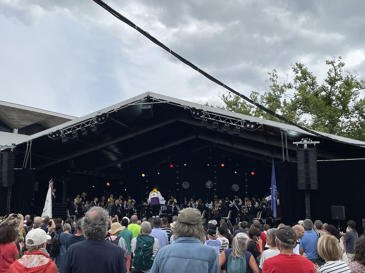 pablosiana's tweet photo. Final de nuestro espectáculo asturiano en la Place de Pays Celtes @FESTIVALLORIENT “13 REYES” con @BgLDT y @BandaMusMieres e @isantianes al mando #SomosAteneo 
#interceltique24 #PuxaAsturies https://t.co/x63qi2vjWF