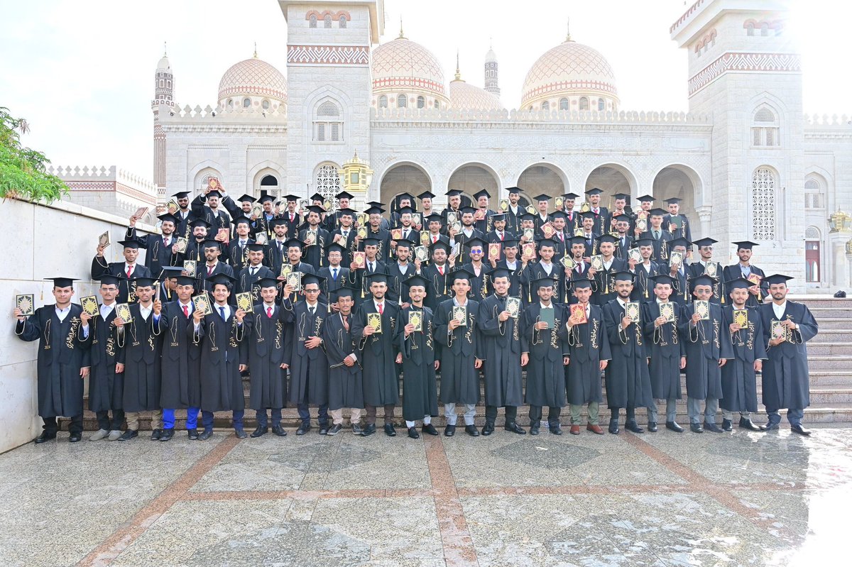 بارك الله تخرجهم
دفعة جديدة من خريجي كلية الهندسة بجامعة صنعاء (دفعة على طريق القدس)
حاملين معهم كتاب الله ليكون لهم دستورا ومنهاجا
التحية والإجلال لكم أيها الأعزاء