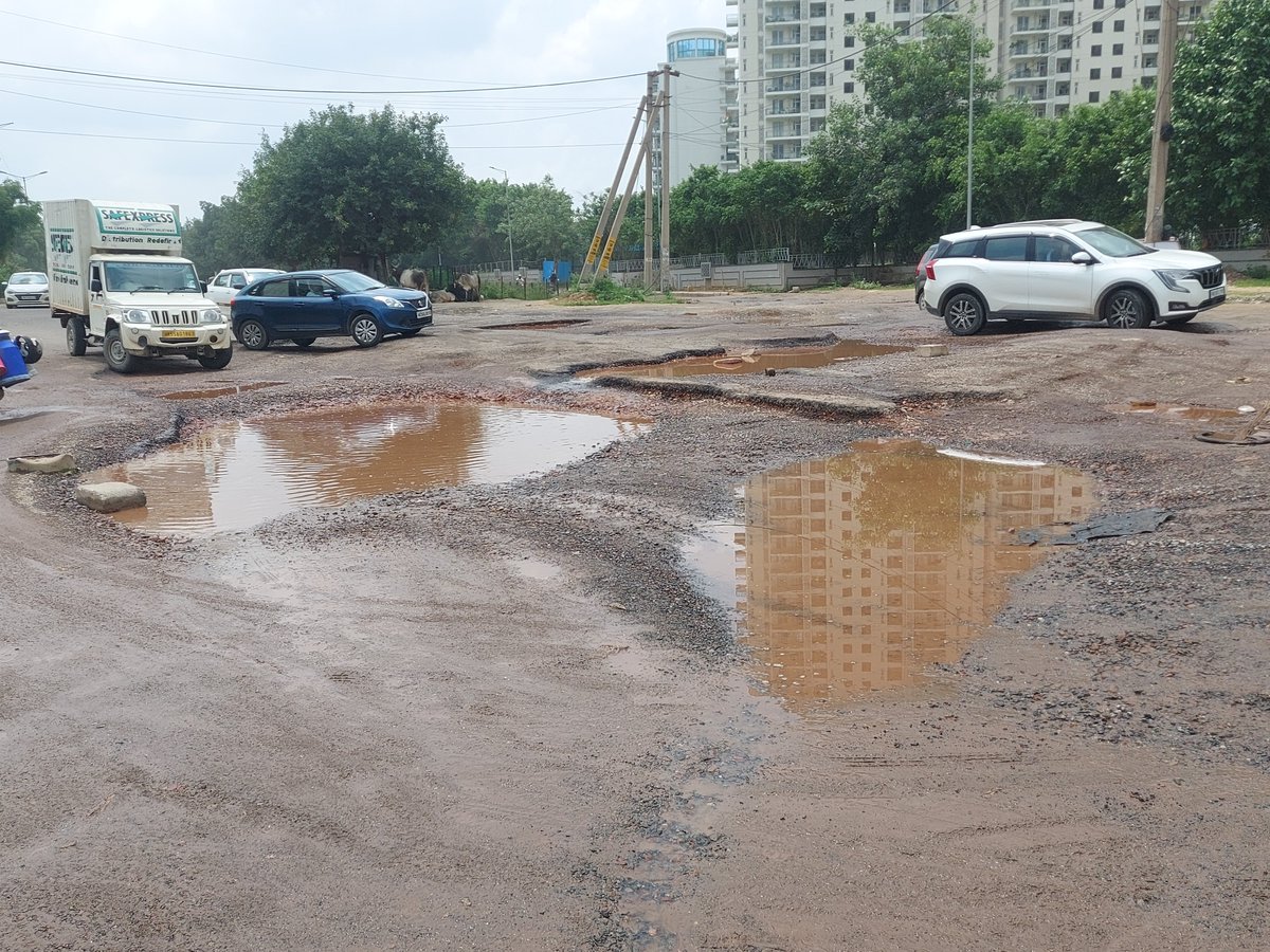 tosubh's tweet photo. Big moon holes on the roads, cars break down, two wheeler unable to ride, taking safety risk. 
It's painful to see that govt. bodies (HSVP) is keeping their eyes closed after handing over land to the builder. Whether its road condition or revenue road.
@HsvpHaryana
@OfficialGMDA https://t.co/sDuc4WSXew