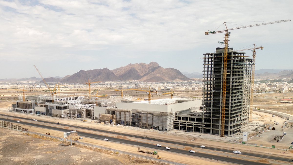 SaudiProject's tweet image. آخر ما توصلت إليه الأعمال الإنشائية في مشروع #ملتقى_مدينة_المعرفة الواقع في المدينة المنورة والذي يبعد بضعة كيلومترات عن الحرم النبوي، ويضم مجمع تجاري ومنطقة بوليفارد وأبراج فندقية ومناطق ترفيهية متنوعة