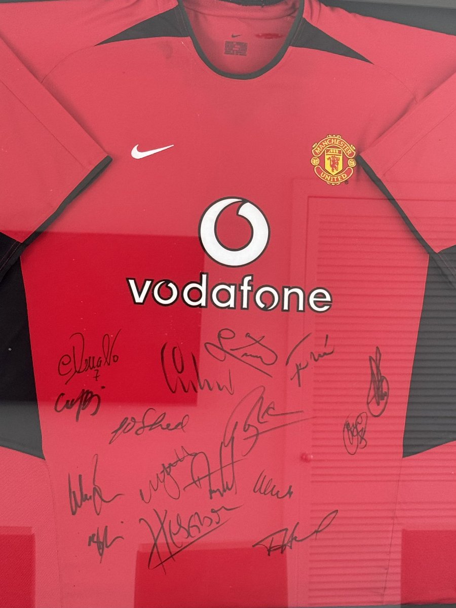 GIVEAWAY🔴
Man United 2003 Team signed shirt (Ronaldo included)
This is how to enter 👇
1. Like and retweet 
2. MUST be following @MUFCFinest 
3. Comment Done

Winner announced August 20th