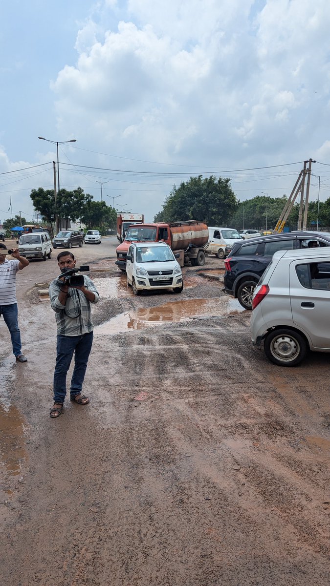 Siddjin1707's tweet photo. Gurugram - No Roads, no civic amenities, no basic infrastructure....but Heavy taxes are imposed - Direct and Indirect taxes...Public on Road...@nsitharaman @narendramodi @NayabSainiBJP Thanks 🙏🙏
@aajtak @ZeeNewsEnglish @TimesNow @CNN https://t.co/UuMCP3Jtg9