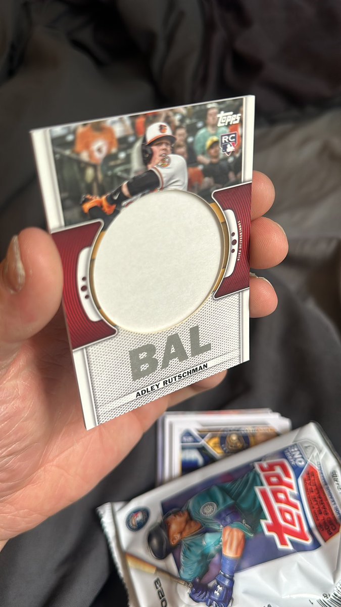 DylanJonesArt's tweet photo. @Topps wtf is this ? Where’s the patch ? https://t.co/Q0kbFs2wQM