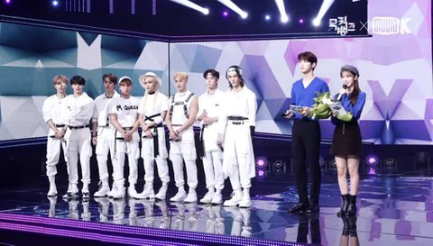 npomvtt's tweet photo. Stray Kids ao lado do Soobin e Yeonjun do TXT. https://t.co/L2tIiT7Oia