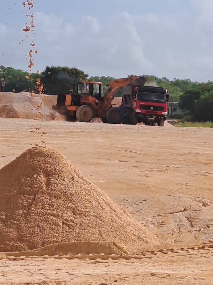 Emp_Avilmat's tweet photo. ✅️Así se amanece en la UEB Cantera Chambas: con la producción de áridos sin contratiempos.  
➡️Arenas artificial y natural, polvos remolido y de piedra, granito, gravilla... se procesan en el molino XX Aniversario
📸Ofelia Roca
#GenteQueSuma #Avilmat @PaulinoPrezVie1 https://t.co/LhS8ej4gqO