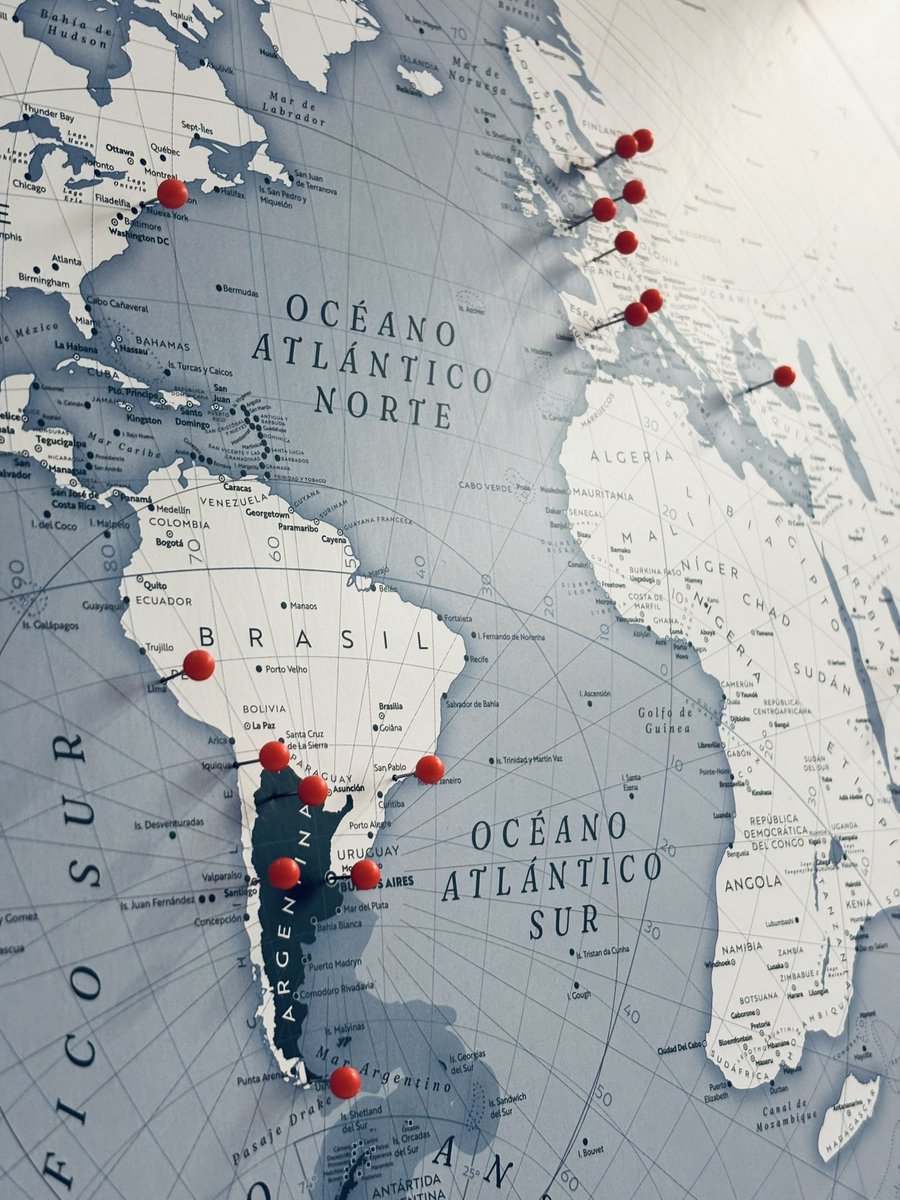 somosombligo's tweet photo. Un mapa puede ser mucho más que una decoración, puede ser un lienzo para escribir historias únicas.

Tan únicas como una perspectiva que pone a Argentina en el centro. 🇦🇷

Y vos, ¿Que esperás para escribir la tuya?

Comprá tu mapa en https://t.co/1Hi3g1Y48a https://t.co/QiQL7wcPdv