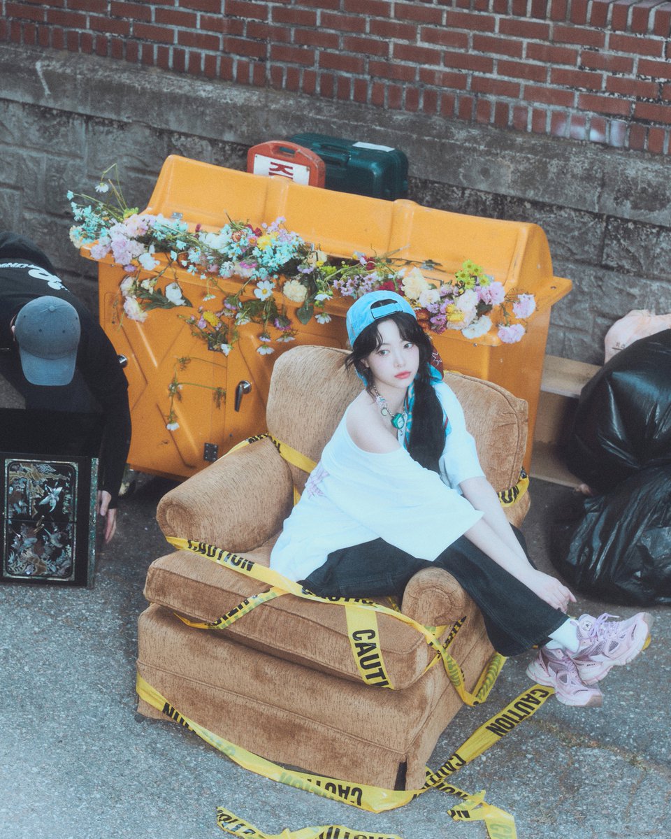 LE SSERAFIM 4th Mini Album 'CRAZY'
CONCEPT PHOTO
HEATHERS ROCK
#HONGEUNCHAE #홍은채

 weverse.io/lesserafim/med…
2024.08.30 1PM (KST) | 12AM (ET)

#LE_SSERAFIM #르세라핌
#LE_SSERAFIM_CRAZY