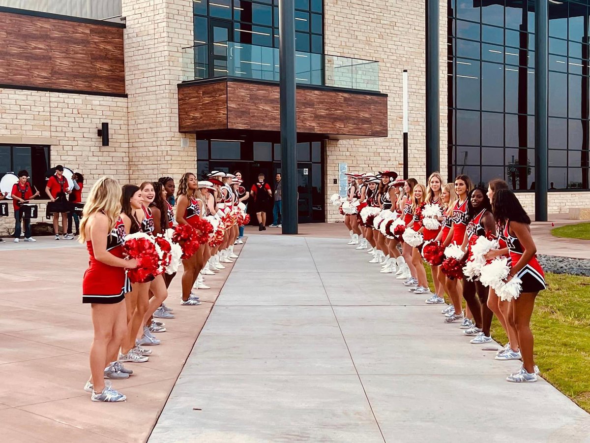 RHHSHawks_9's tweet image. What a great first week for our 9th grade students!