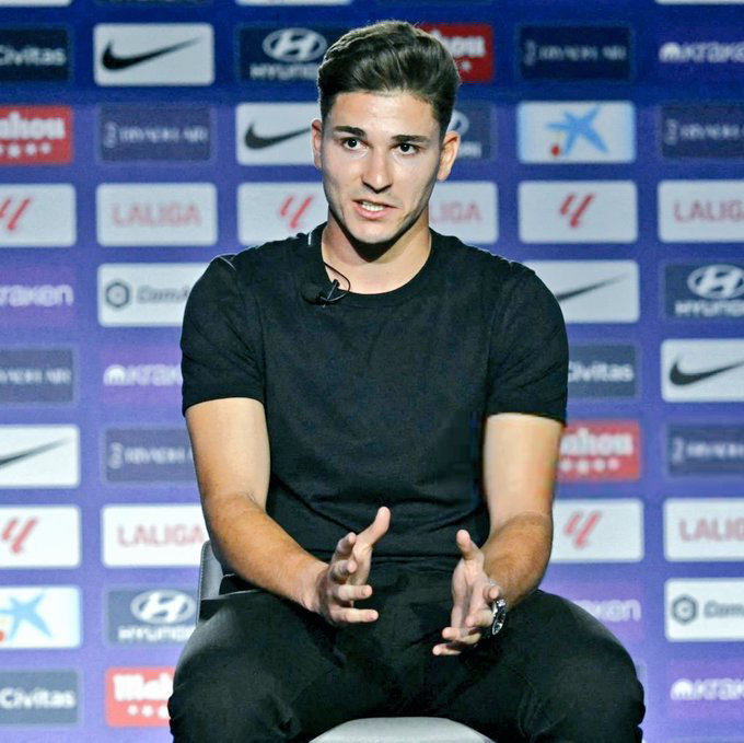 julian alvarez parece sacado de otra época, ni un tatuaje, no tiene bronceado artificial, ni dentadura hiper blanca, ni se mata en el gimnasio, y el pelo sin rapado lateral