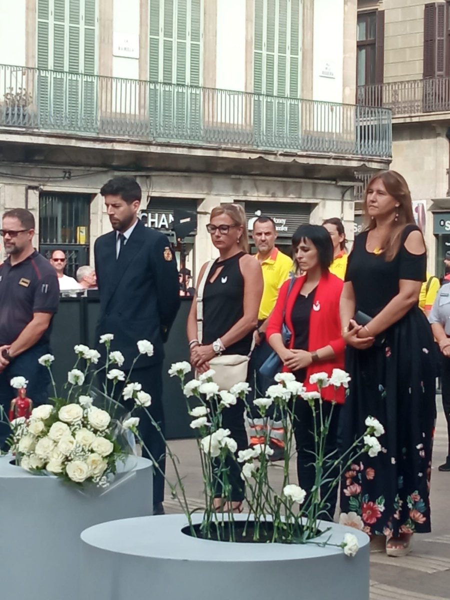 jm_clavero's tweet photo. ER vol un cordó sanitari contra l'alcaldessa que baixa de Ripoll a Barcelona per homenatjar les víctimes del 17-A mentre fa president de la Generalitat un enemic de Catalunya que menysprea les víctimes
Gràcies, @Esquerra_ERC https://t.co/b4kuvn6X63