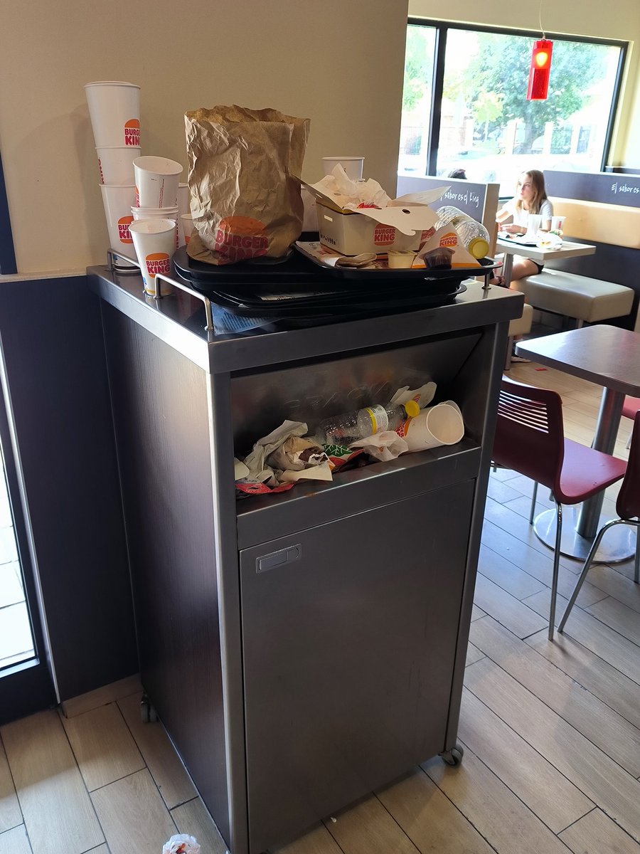 325viajes's tweet photo. @burgerking_es    Hola. Estoy en el Burguer King que hay en Benavente, Federico Silva 43. Ahora mismo hay un nivel de suciedad indecente y el local está lleno de moscas. https://t.co/UjtxeVbipv