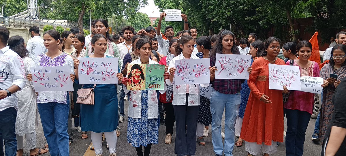 Aprajitadu's tweet photo. नारी शक्ति के सम्मान में ABVP मैदान में।

ABVP protested against Govt. of West Bengal over the horrific rape and murder of a trainee Doctor at RG Kar Medical College in Kolkata.
#abvpforjustice #stopviolenceagainstwomen #abvp #dusu https://t.co/aOXaWUgmkJ