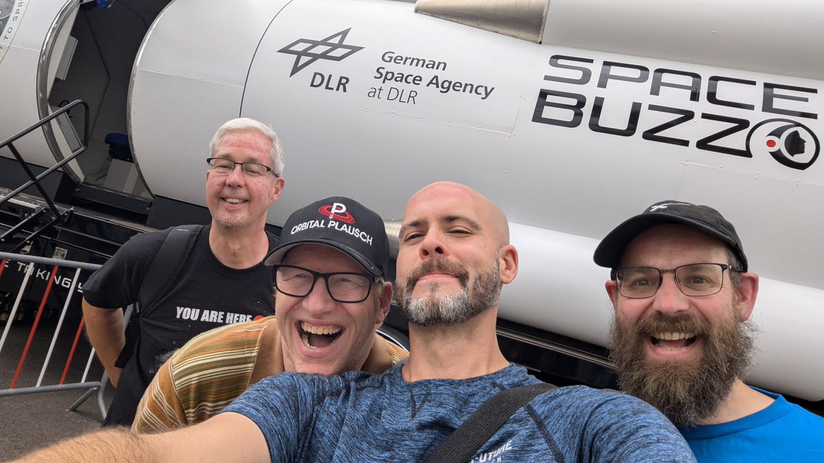 FloSpacenerd's tweet photo. Heute haben wir den #SpaceBuzz des @DLR_de im @museumtechnik getestet 😁
+@shicelasssein https://t.co/8oa4BMYawQ