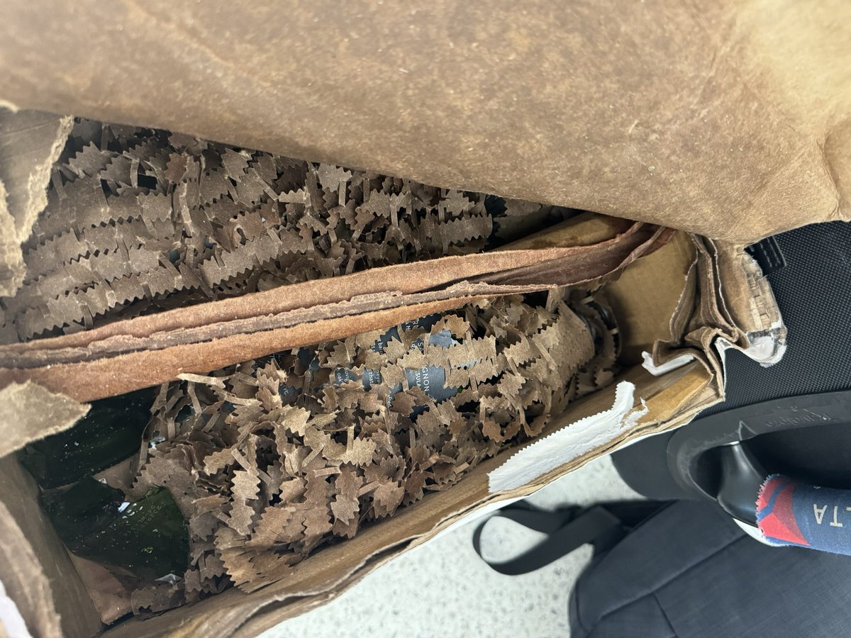TommyCreatore's tweet photo. @delta can you please assist me with a damage package I had checked from YYZ to JFK? JFK was insane when I landed and one employee just said “nothing I can do” and kept walking. Longtime sky miles
Member who is just looking for assistance. Please help! #delta #deltaairlines https://t.co/PnwKXO2hvJ