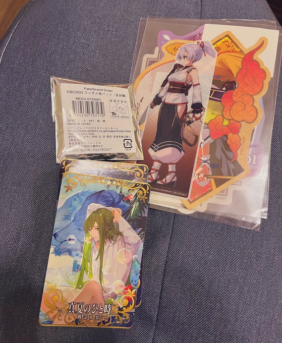 魔弾以外にもたつさんから色々プロカとか見た上で色々いただいちゃったのよ(膝の上が大変なことになった笑)巴ちゃんの栞と三蔵ちゃんのステッカーが自分で思ってたより嬉くて…!スカディはあうるに渡したよ、ありがとうって伝えといて!との事でした 