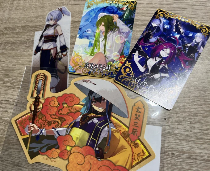 魔弾以外にもたつさんから色々プロカとか見た上で色々いただいちゃったのよ(膝の上が大変なことになった笑)巴ちゃんの栞と三蔵ちゃんのステッカーが自分で思ってたより嬉くて…!スカディはあうるに渡したよ、ありがとうって伝えといて!との事でした 