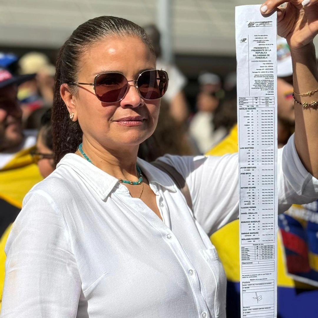 MundoConVzla's tweet photo. ¡17A Día Histórico!

El mundo está viendo como los venezolanos decidieron salir por la libertad de Venezuela, por el respeto a la soberanía popular que se expresó el 28J y en contra de la represión del régimen tirano.

¡GLORIA AL BRAVO PUEBLO!
Vzla y el mundo dice #YoSalíPorVzla https://t.co/kJV49H9Q1X