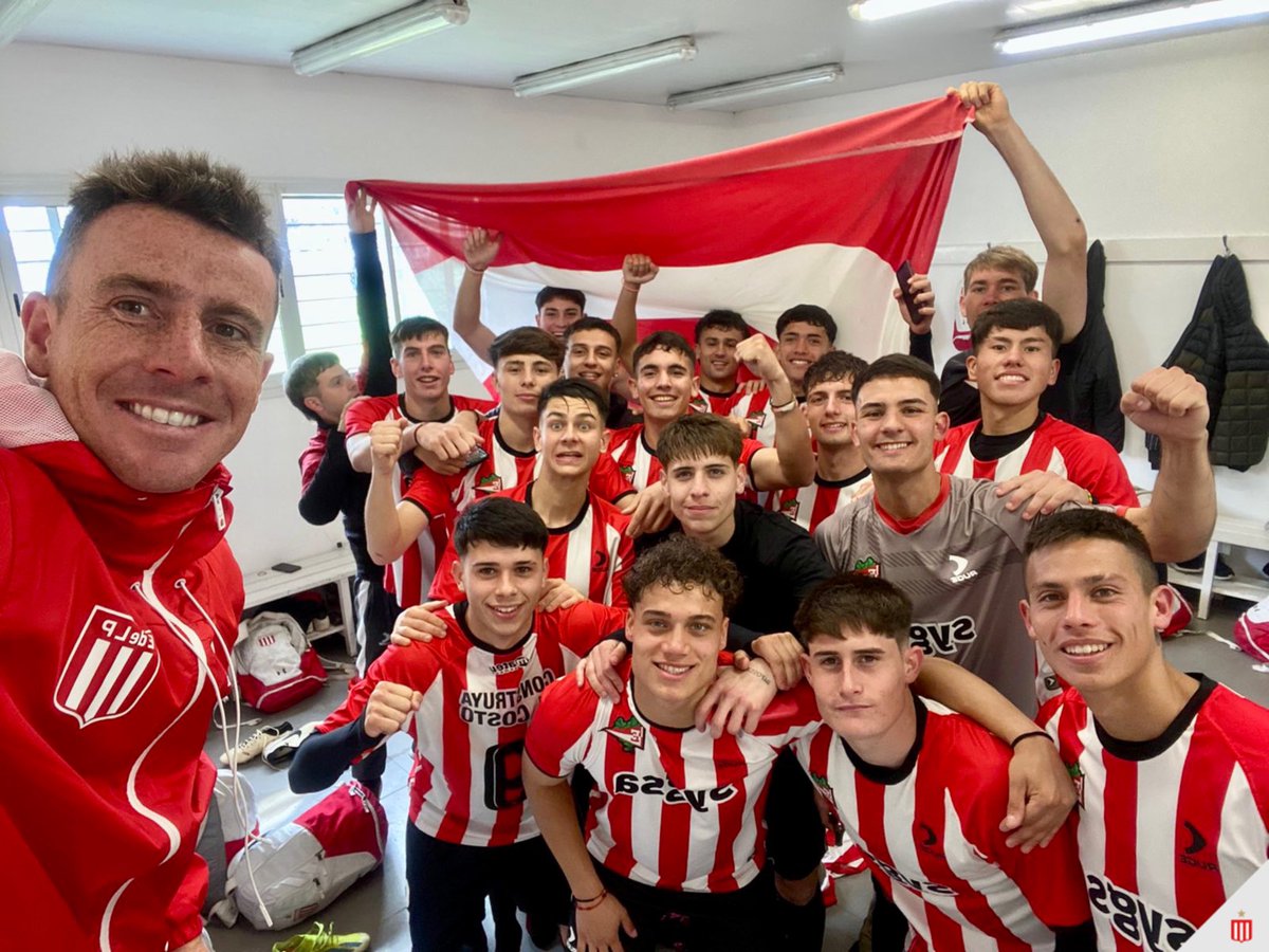 ✊😁 ¡GANÓ LA CUARTA! Triunfazo en Ezeiza del puntero absoluto. ¡VAMOS LOS PIBES! 🇦🇹

River 1 - 2 Estudiantes 
⚽️ Valenzuela y Araujo 

#JuvenilesLPF