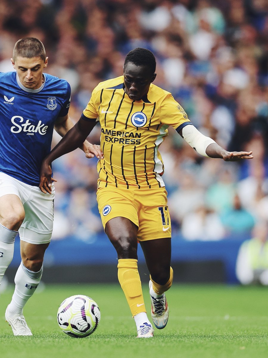 StatmanDave's tweet photo. Yankuba Minteh's game by numbers vs. Everton:

100% dribbles completed
100% tackles won
9 passes completed
3 chances created (most)
1 assist (most)

Electric Premier League debut, such a shame he's gone off injured. ⚡️🇬🇲 https://t.co/4yXszIVikN