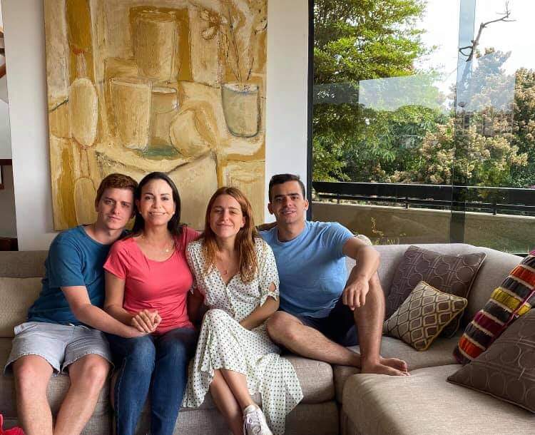 Ellos no podrán acompañar hoy 17 a María Corina Machado en Caracas-Venezuela, ¿La Razón? estan de vacaciones por varias ciudades de los EEUU. Mientras su mamá manda a tus hijos a salir a la calle. HASTA EL  FINAL.....