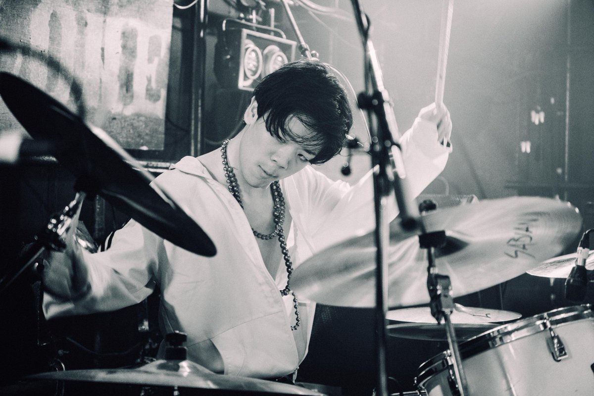 bigeddy_1's tweet photo. 【Live photo📸】

2024.8.17(土)📍渋谷CYCLONE
@_CENTRAL_DOGMA pre.
 『again』Release LlIVE

📝set list🎵

https://t.co/x4GKB6zF5L
2.今ここに
3.煌々と白く
4.声に出して
5.アイマイノリティー
https://t.co/jsIsEBU9C0 Favorite Song
7.この星に生まれたからには

Photo📸
@photo_Ken76 https://t.co/p7lG6FIhDV