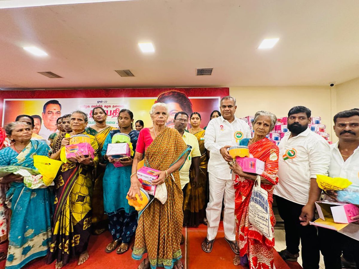 *தமிழக வெற்றிக் கழகத்தின் தலைவர்  *தளபதி** அவர்களின் அறிவுறுதலின்படி,
*78-வது சுதந்திரதினத்தை முன்னிட்டு.!*
*தமிழக வெற்றிக் கழகம் தென்சென்னை மாவட்ட மகளிரணி சார்பாக*  தி.நகரில்  *கழக பொதுச்செயலாளர் திரு.என். ஆனந்த்* அவர்கள் தேசிய கொடியினை ஏற்றி பொதுமக்களுக்கு இனிப்பு வழங்கினார்.