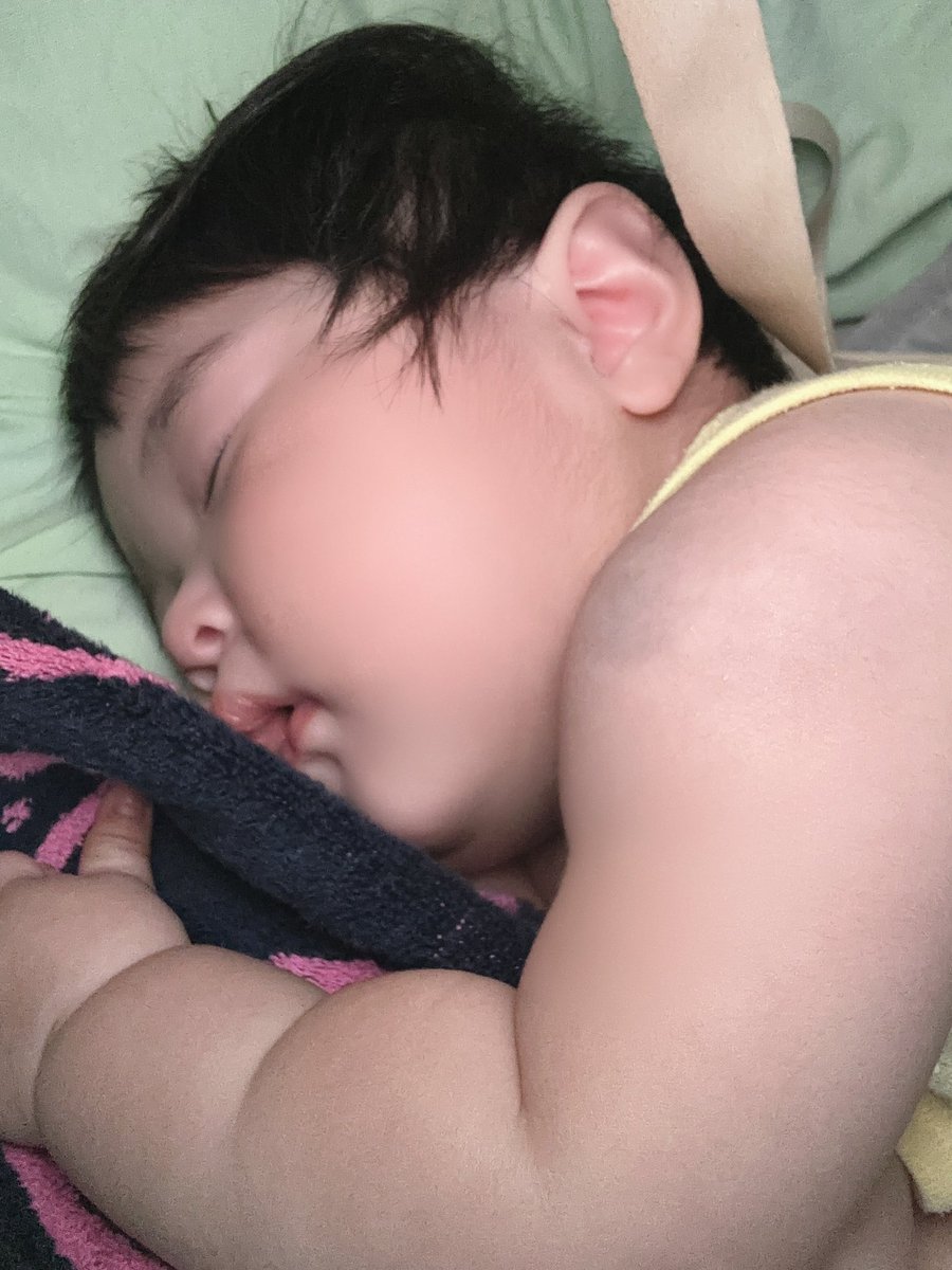 今日の寝かしつけも上手くいって、
隣にいるだけで
5分ほどしたら寝てた😪

その後、珍しくうんちしてたから
多分夜のうちに部屋の電気つけたのは
初めてなんやけどオムツ交換してたら
案の定起きてしまって、
寝ないかもとヒヤヒヤしてたけど
流石うちの子👏🏻

電気消して5分ほどでまた寝ました😪✨