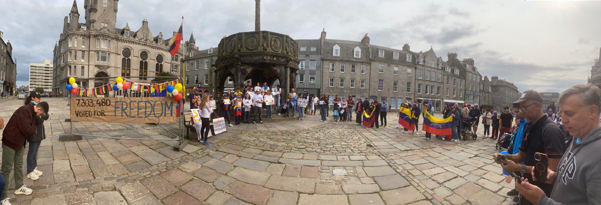 Venezolanos en Aberdeen - Escocia, protestando también en esta jornada.
📸Elsa Maldonado.