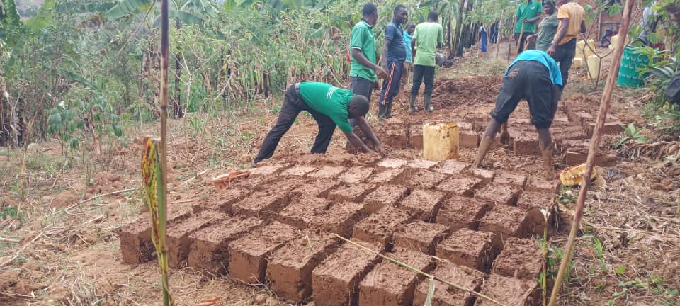 GicumbiN's tweet photo. Hagamijwe Gukemura Ibibazo bibangamiye Umuturage Urubyiruko rwa @GicumbiDistrict
#Gitisector Kuri uyu wa 17/08/2024 rwakoze umuganda wo kuvoma amazi no kubumba amatafari 150 ku muturage utishoboye . https://t.co/ntZF9vSEwJ