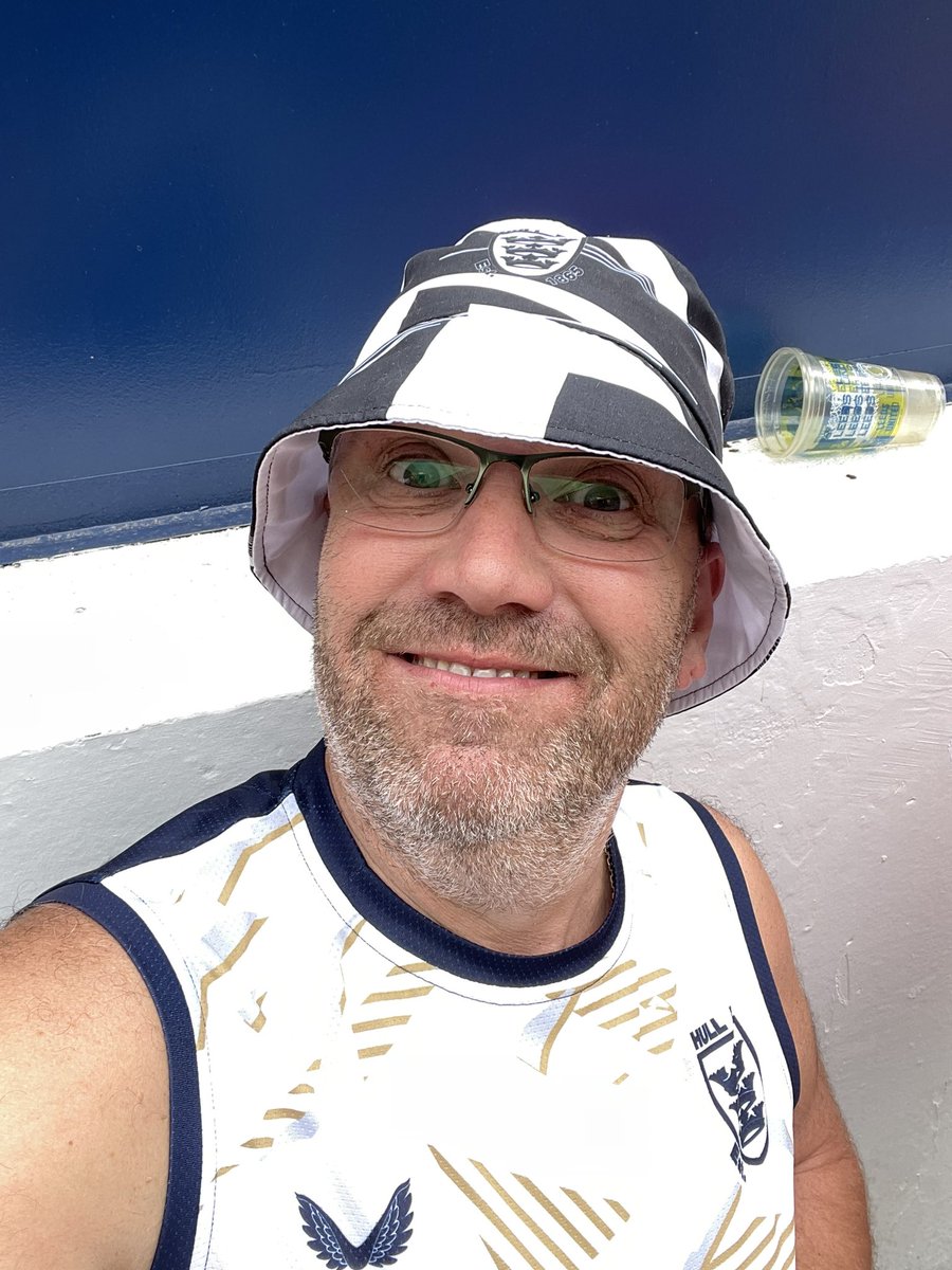 RGPhotos's tweet photo. @eljonesuk how do I get up there to explain rugby league to Becks and Dom? 
Ps you’ve seen me below you #MOT https://t.co/HhEWZTIvvV