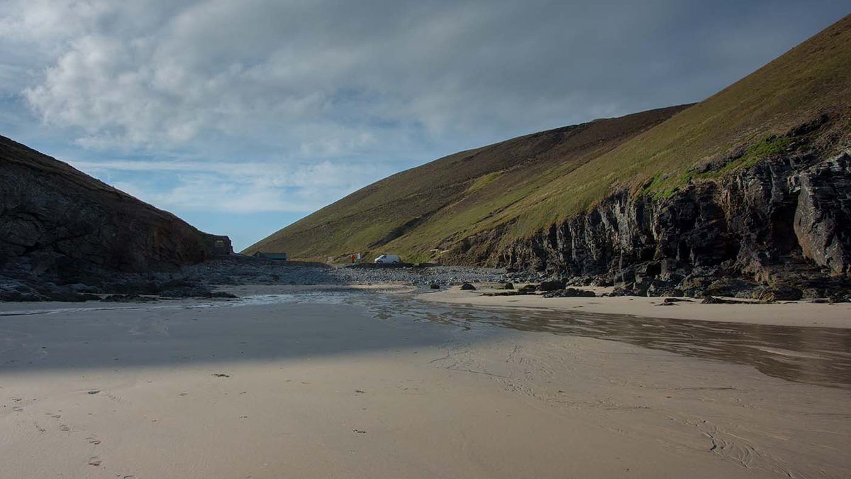 Chapel Porth Beach is a small sandy cove that, at low tide, extends to a wide beach beyond the cliffs. When the tide is out, you can walk south along the beach to nearby Porthtowan.

coastradar.com/places/united-…

#ukbeaches #cornwallbeaches