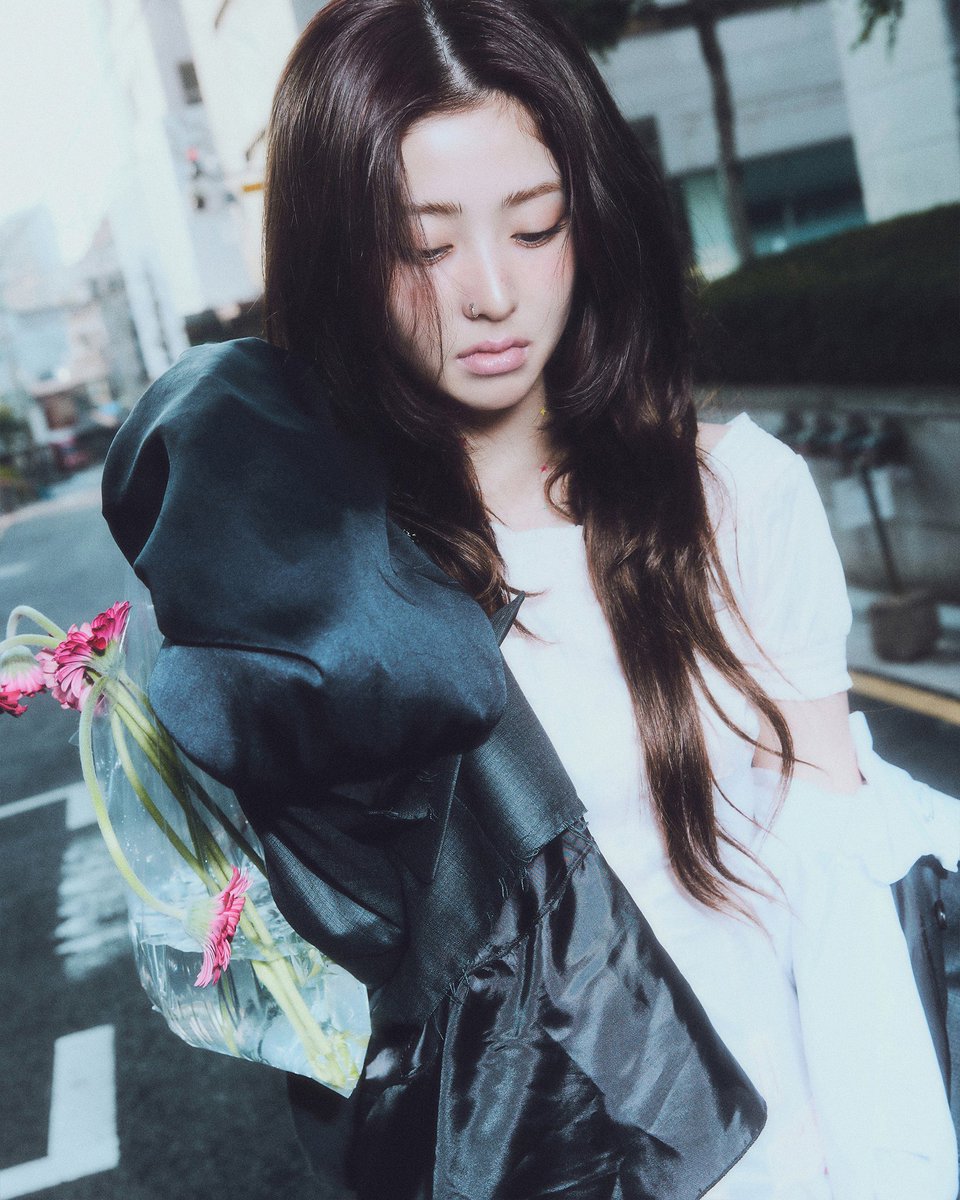 elsserafim's tweet photo. LE SSERAFIM 4th Mini Album "CRAZY" 
Concept Photo #3 - HEATHERS ROCK 

HUH YUNJIN (허윤진) 
 
#LE_SSERAFIM #르세라핌
#LE_SSERAFIM_CRAZY https://t.co/5q8CrkN2E8