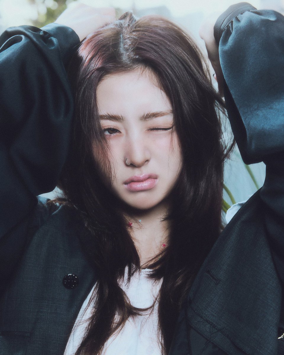 elsserafim's tweet photo. LE SSERAFIM 4th Mini Album "CRAZY" 
Concept Photo #3 - HEATHERS ROCK 

HUH YUNJIN (허윤진) 
 
#LE_SSERAFIM #르세라핌
#LE_SSERAFIM_CRAZY https://t.co/5q8CrkN2E8