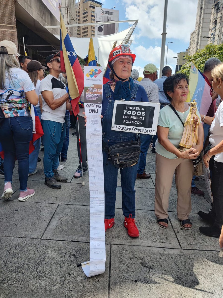 Los caraqueños hoy estamos en nuestras calles con mucha fe y convicción 🇻🇪

La lucha por la libertad es indetenible!  
Dios con nosotros 🙏🏻
#YoSaliPorVzla | #Caracas  #GanóVzla