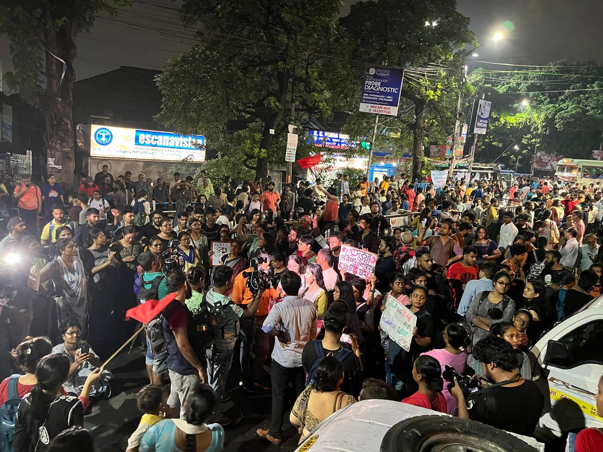 knowthenation's tweet photo. Men, women, and transgender individuals from various professions are staging a mega protest on the roads of Kolkata near RG Kar Hospital today.

#BengalHorror #JusticeForMoumita #justiceformoumitadebnath #RGKAR https://t.co/yR5Ob8WpXg