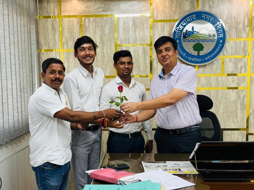 gauputragzb's tweet image. सरल स्वभाव हंसमुख किरदार व्यक्तित्व के धनी बेसहारा निराश्रित गौवंश के चिंतक, हर घड़ी गौवंश हित कार्यों में मार्गदर्शन कर सहयोग देने वाले आदरणीय डॉक्टर श्री @DrAnujSingh2 जी से आज औपचारिक शिष्टाचार भेंट। #coworking #cowlove #savecows #savecowsnetwork #savecowindia