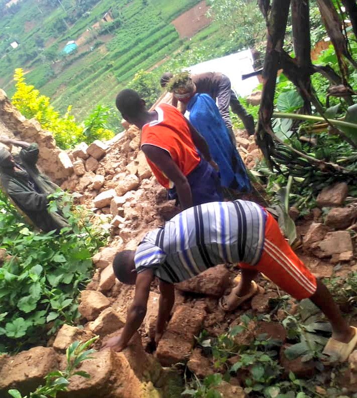 GicumbiN's tweet photo. Mu muganda wahuje Urubyiruko rwa @GicumbiDistrict #Kanigasector waranzwe no gutunda Amatafari yo kubakishiriza umuturage utishoboye wo mukagari ka #Bugomba. https://t.co/NvK7DME3LG