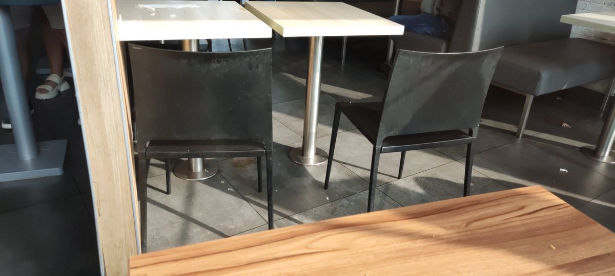 drost_rene's tweet photo. @kfcnederland zouden julie aseblieft het restaurant in Leeuwarden beter kunnen aan stuuren op schoon maak en onder houd ik ben er net geweest en het is een zwijne stal en het eten is vaak lauwwarm het stinkt en de prullenbaken zitten over vol en de doe het zelf werkt niet https://t.co/YSoVgMaMIU