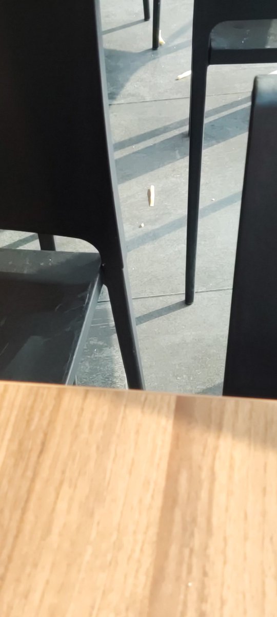 drost_rene's tweet photo. @kfcnederland zouden julie aseblieft het restaurant in Leeuwarden beter kunnen aan stuuren op schoon maak en onder houd ik ben er net geweest en het is een zwijne stal en het eten is vaak lauwwarm het stinkt en de prullenbaken zitten over vol en de doe het zelf werkt niet https://t.co/YSoVgMaMIU
